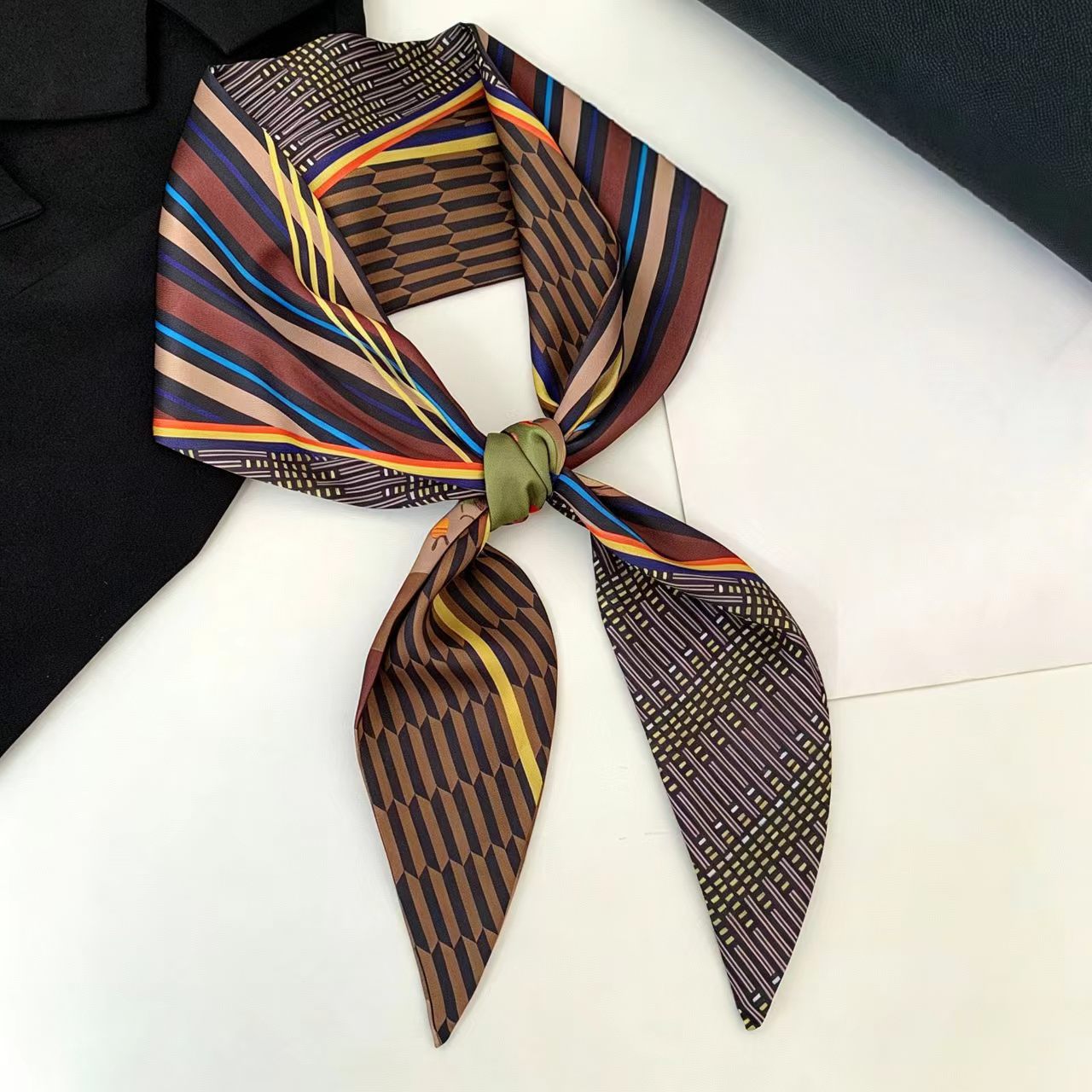 Ascot Neck Scarf - Luksusowa Apaszka Jedwabna z Długim Wzorem,