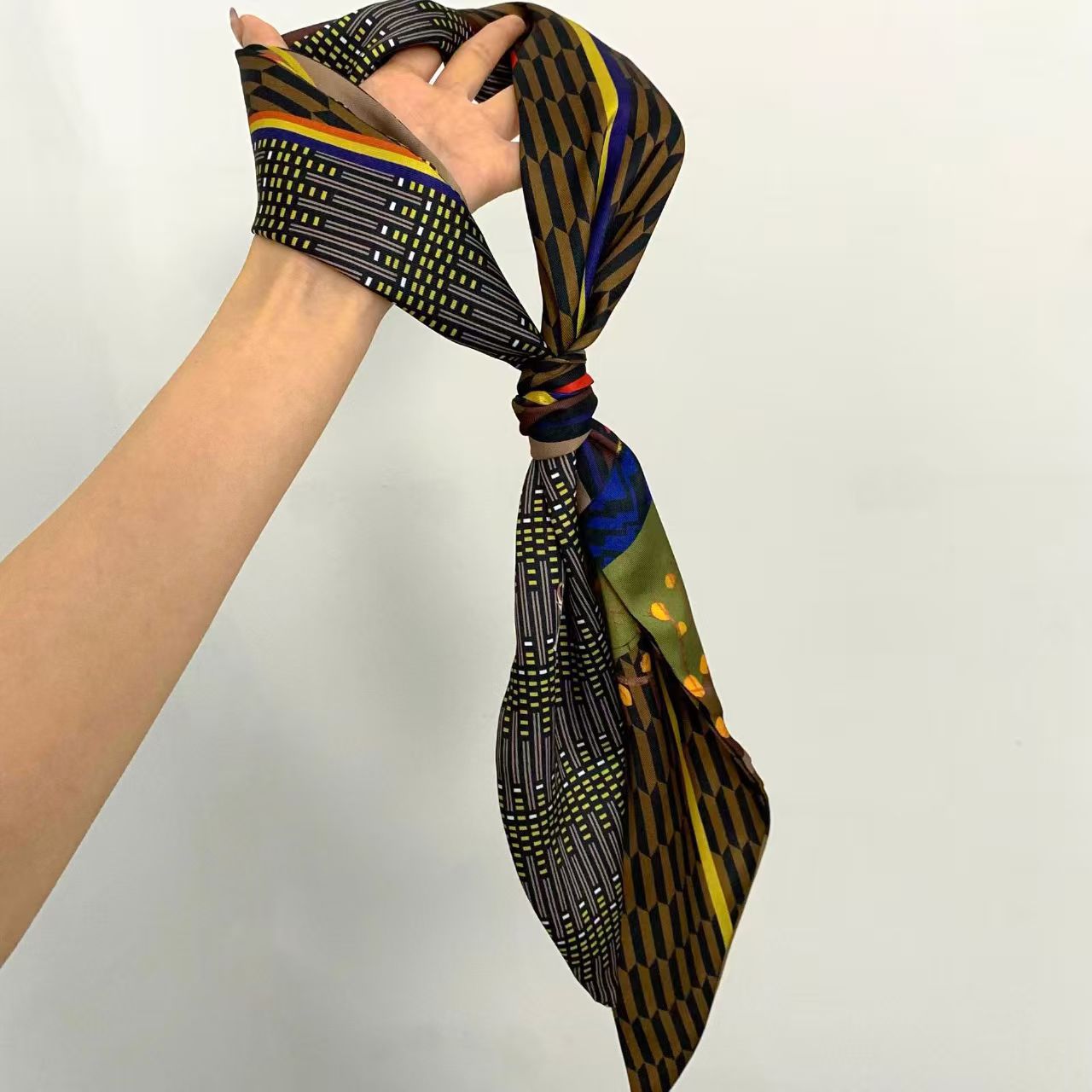 Luksusowa Apaszka Jedwabna z D – Ascot Neck Scarf recenzja i cena